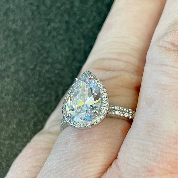 Beautiful Sterling silver ring with pear shaped “diamond”, size 8 - Picture 2 of 8